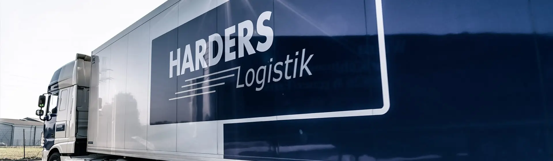 Ein Harder Logistik LKW steht auf einem Parkplatz und sieht gut aus.
